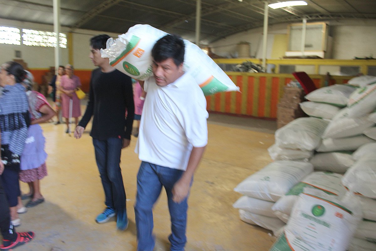 Zaachila2017's tweet photo. Impulsa ayuntamiento de Zaachila a productores de temporal con entrega de abono industrial. 
https://t.co/Tdk7hnCq6c https://t.co/Fb1mkqe7DL