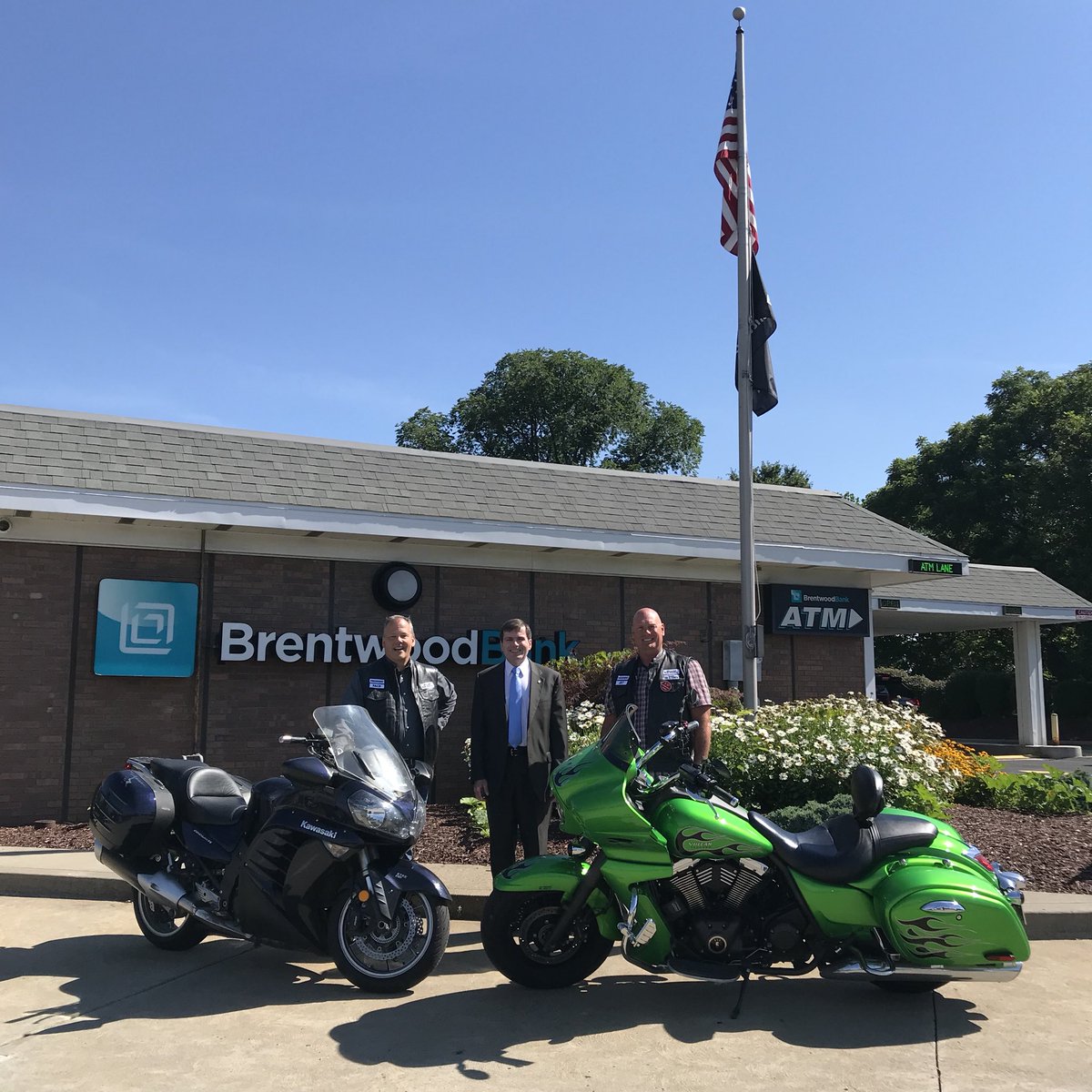 PaCommBankers's tweet photo. Thx so much 2 Tom Bailey &amp; Kristy 4 making our visit w/ Brentwood Bank in the South Hills community of #Pittsburgh so successful..Gr8 to see @RickSaccone4PA and Stacey from Senator @PASenatorGuy Reschenthaler’s office! #BankLocal #R4R @PACB_Nick @TroyAPeters https://t.co/9GhlfM5KAu