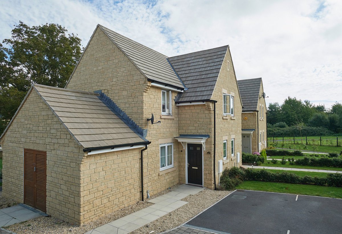 RussellRoofTile's tweet photo. This private housing development in Gloucester showcases our Moray tiles which, when laid broken bonded, give the appearance of natural stone tiles while also providing the consistency and longevity of a concrete tile #RussellCaseStudy https://t.co/NbKPZqXyFs https://t.co/NpBjQOfYXX
