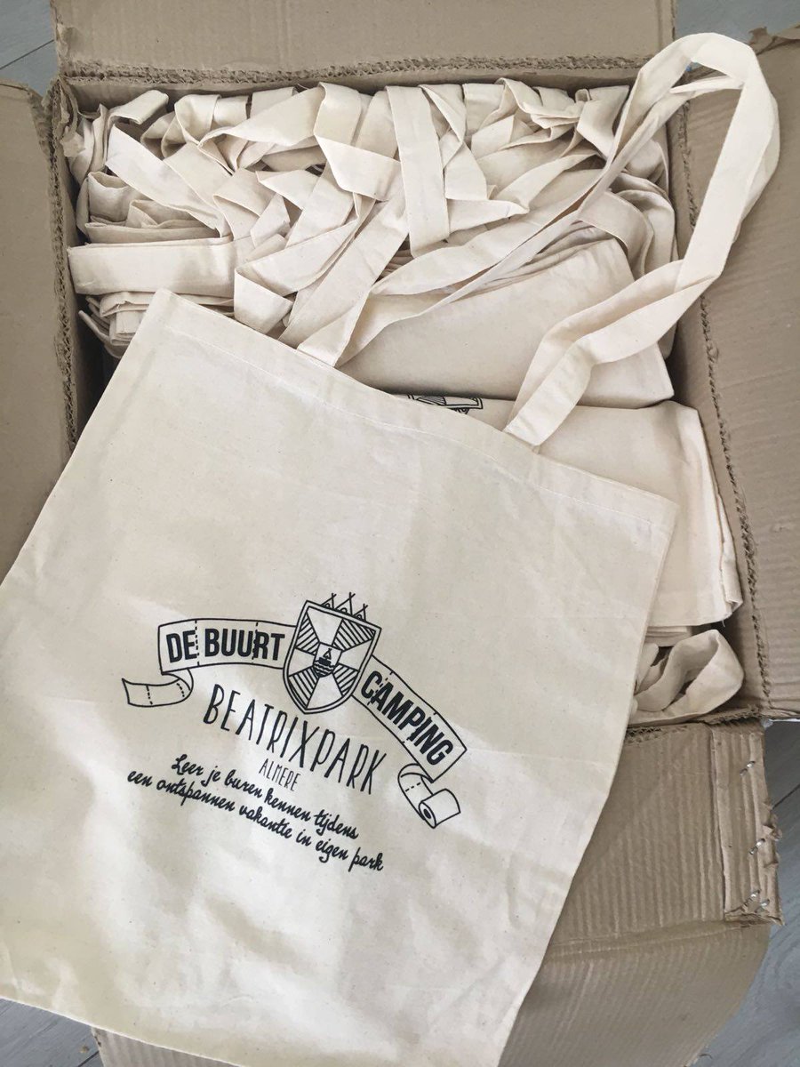 Gezien bij #debuurtcamping Almere, toffe De Buurtcamping tassen. Morgen gevuld met de Pleerol en andere toffe goodies! <3