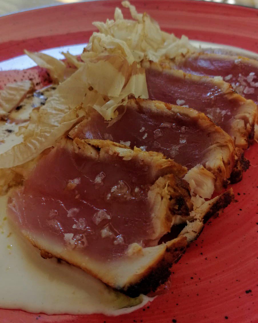 Platos para el verano “TATAKI de bonito, ajoblanco y katsuobushi, con café en polvo” simplemente #delicious #yummy #deliciousfood #calidad #product #cocina #sabor #tx #goodfood #madrid #city #restaurant #txirimiri #igers #foodie #foodporn #enjoy #disfrutando #summer WE❤️YOU