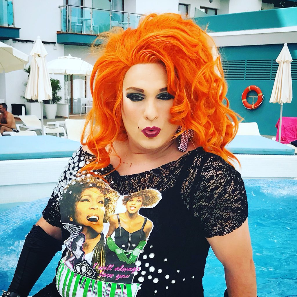 NachaLaMacha's tweet photo. Encantada de la vida en @HotelRitual #summertime #ilovepool
Y encantada cada noche en #newmorbosshow
Ya sabéis #elshowdenachalamacha a las 3:00 ¡os espero! #nachalamacha #erescobarde
Camiseta de @TrayStyling #whitneyhouston https://t.co/8CogepmiDN