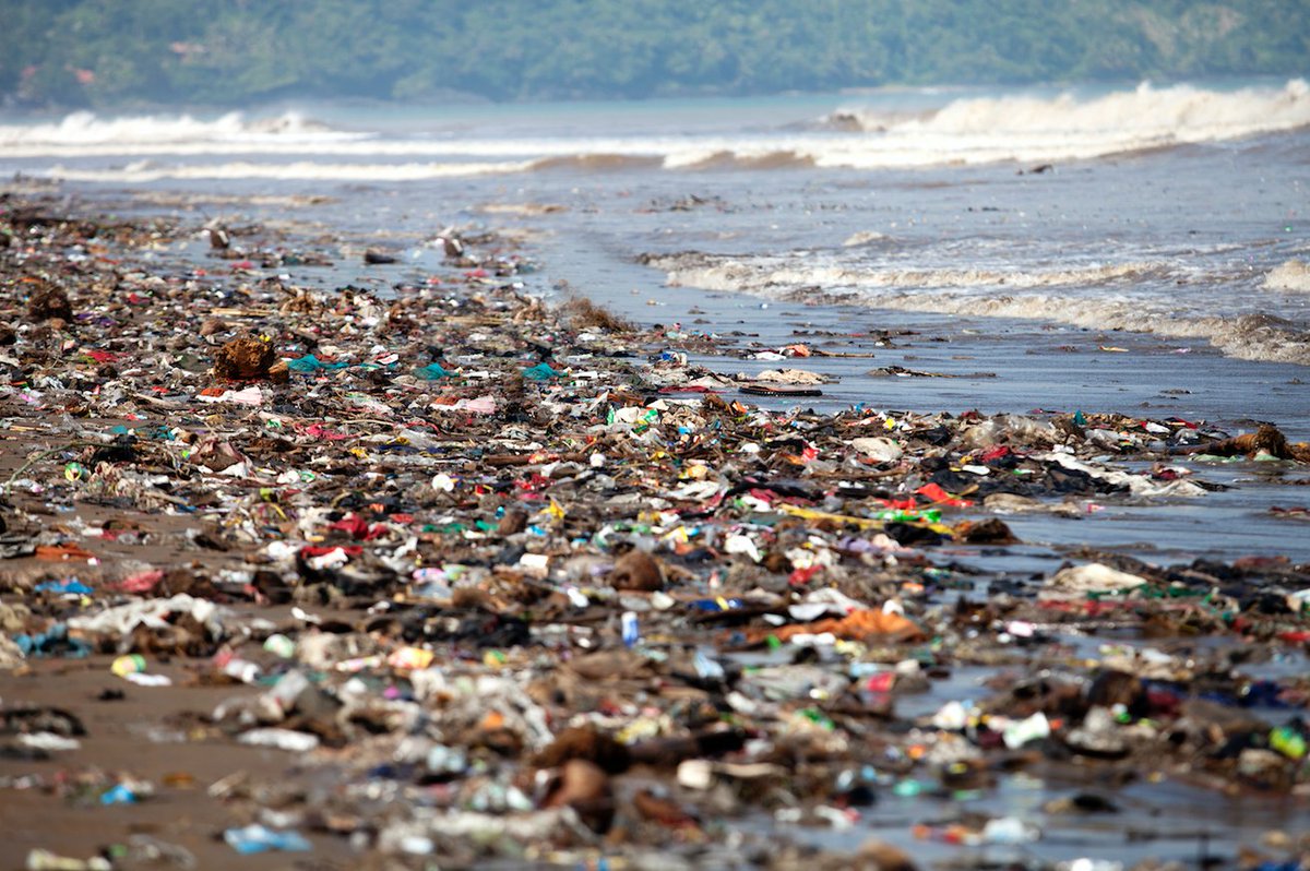 PublimetroChile's tweet photo. ¡La basura se está comiendo al mar! Las impactantes imágenes de la contaminación en playa de República Dominicana https://t.co/1kOmM0TOSt https://t.co/FwbJPc8QtK