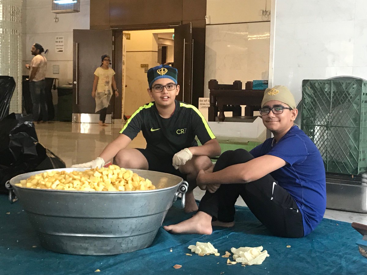 ratikasingh5's tweet photo. Doing #volunteering work of peeling and cutting of vegetables for a community kitchen in Jebel Ali
@KHDA
@8WeekStreak https://t.co/v1xphmHbnK