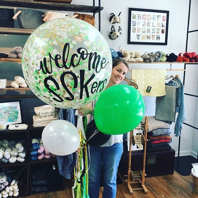 HausofYarnTN's tweet photo. We’ve tidied up after day 1 of #ssk2018 and are ready for day 2! Thank you to the lovely ladies over at @harlan.ruby for the awesome job on our balloon bouquet!! We love it 💚💚💚! https://t.co/4DqLBHWIlc