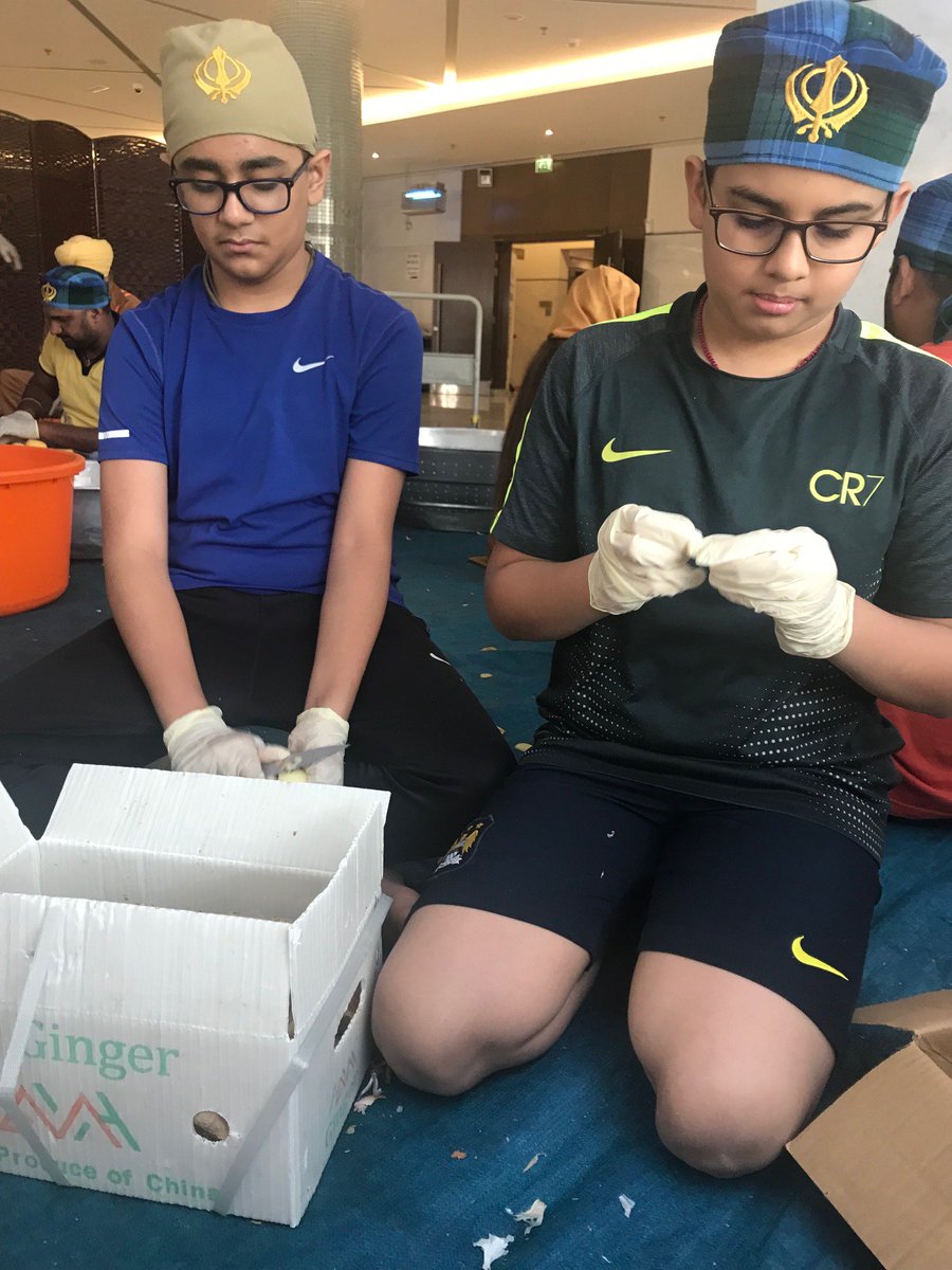 ratikasingh5's tweet photo. Doing #volunteering work of peeling and cutting of vegetables for a community kitchen in Jebel Ali
@KHDA
@8WeekStreak https://t.co/v1xphmHbnK