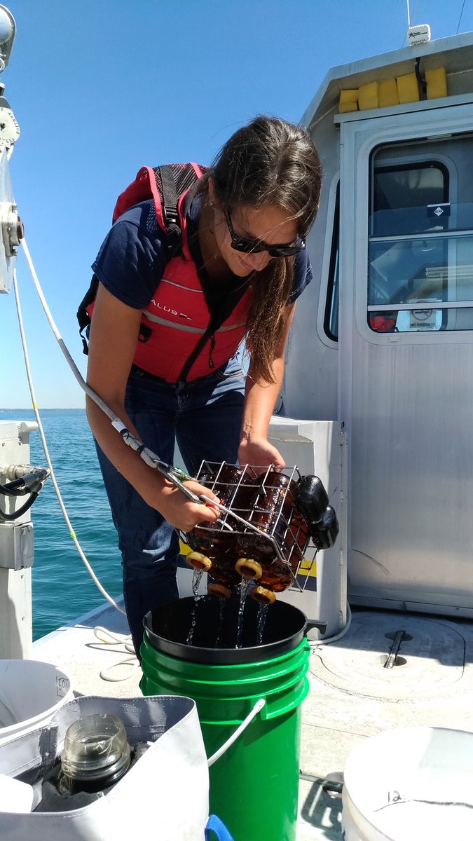 rockinrobin03's tweet photo. Its a beautiful day to be doing #foodweb science on #LakeOntario. We can't do it without our students. Here's Jessica making it look easy! #StudentsMakeScienceHappen #GreatLakesLab https://t.co/XAsf7Cb6yO