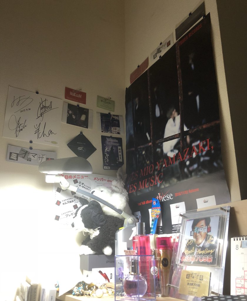 ameronpan_mio's tweet photo. 大学が忙しすぎてミオヤマザキ充してないけど、机の前の壁にはいつもミオさんがいるんだ https://t.co/olvBIZwNwM