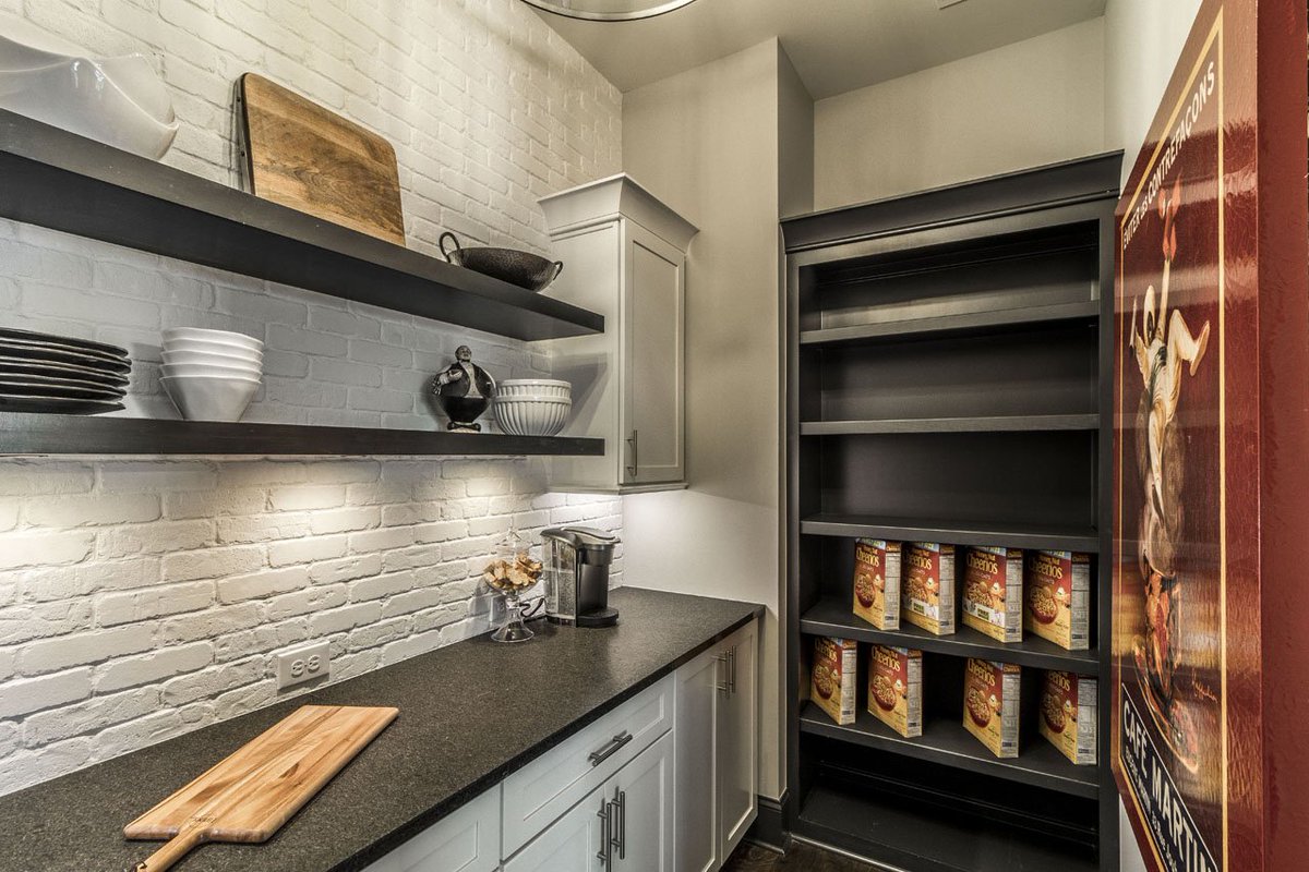 bobwebbhome's tweet photo. Bob Webb Trademark Thursday... built ins.  When we say Custom Homes we mean it! Custom cabinets, custom shelves, custom counter-tops. https://t.co/8dxa5SZCZ9
#BobWebbHomes #BobWebbTrademark https://t.co/H6AWQt7IVA