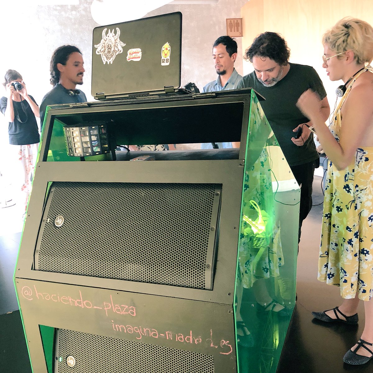 medialabMM's tweet photo. En breve empezará la #emisión en directo de este recorrido y charla entre #RadioBESTIAL y La Poeta Soundsystema 📢 🙌🏻 https://t.co/5nAdigG0ou