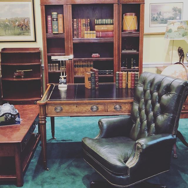 Scully1934's tweet photo. Bring the look of old books to your home or office with tasteful accessories.
.
.
.
.
.
#leather #oldbooks #books #bookspines #antique #Florentine #handtooled #handmade #Italy #library #office #luxury #ScullyandScully https://t.co/dECm9Hu7oX