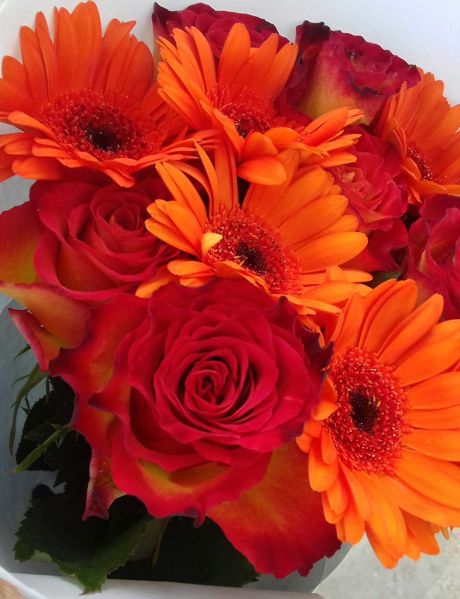 Color of the day 🌺 #Orange by @monceaufleursfrance #monceaufleurs7
#AvDeVillars #Paris 
#Fleurs #Bouquet #Roses #Marguerites