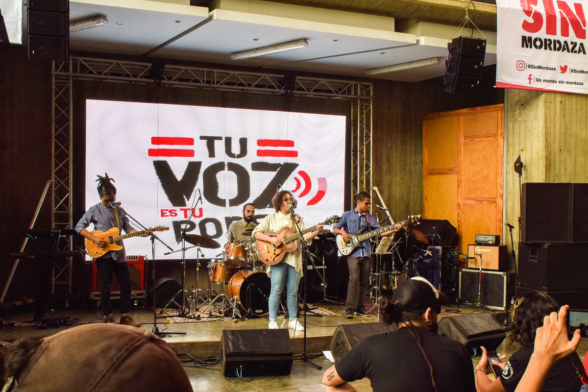 Sinmordaza's tweet photo. #TuVozEsTuPoder2018 🎶🎤|Así se vivió la tercera edición de #TVETP 😱 con @iledesphoques y #SinMordaza 👏 Aprovechamos para invitarlos el sábado #21jul a la Sala Cabrujas donde estarán tocando #MúsicaPorMedicinas

¡Sigamos apostando por Venezuela! 🇻🇪 🇻🇪

📸: @vanessayesteran https://t.co/y59DKlDQG8