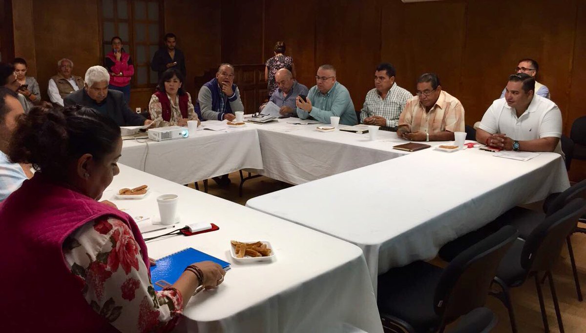 RobertoBlake_'s tweet photo. En mesa de trabajo con compañeros Regidores, revisamos los temas que demandan la implementación de acciones #Tonalá.
#RobertoBlake #RB https://t.co/mTESM2id4s