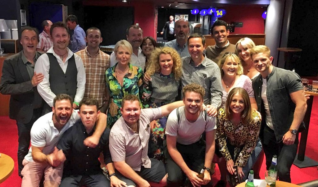 pobolycwm's tweet image. Co nhw! Here they are! 🤩 #pobolycwm @S4C #DangosiadArbennig #ExclusiveScreening #drama #soapstars @BAFTACymru @cineworld @BBCWales @bbcstudios #cast @aledllyrthomas @DyfanRees @carwynglyn @MissEmilyTucker