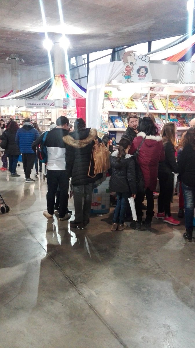 El frío no nos detiene! Mañana comenzamos a transitar los últimos tres días de esta hermosa #FeriaInfantil. Te esperamos viernes y sábado desde las 11hs y domingo desde las 15 😀📚