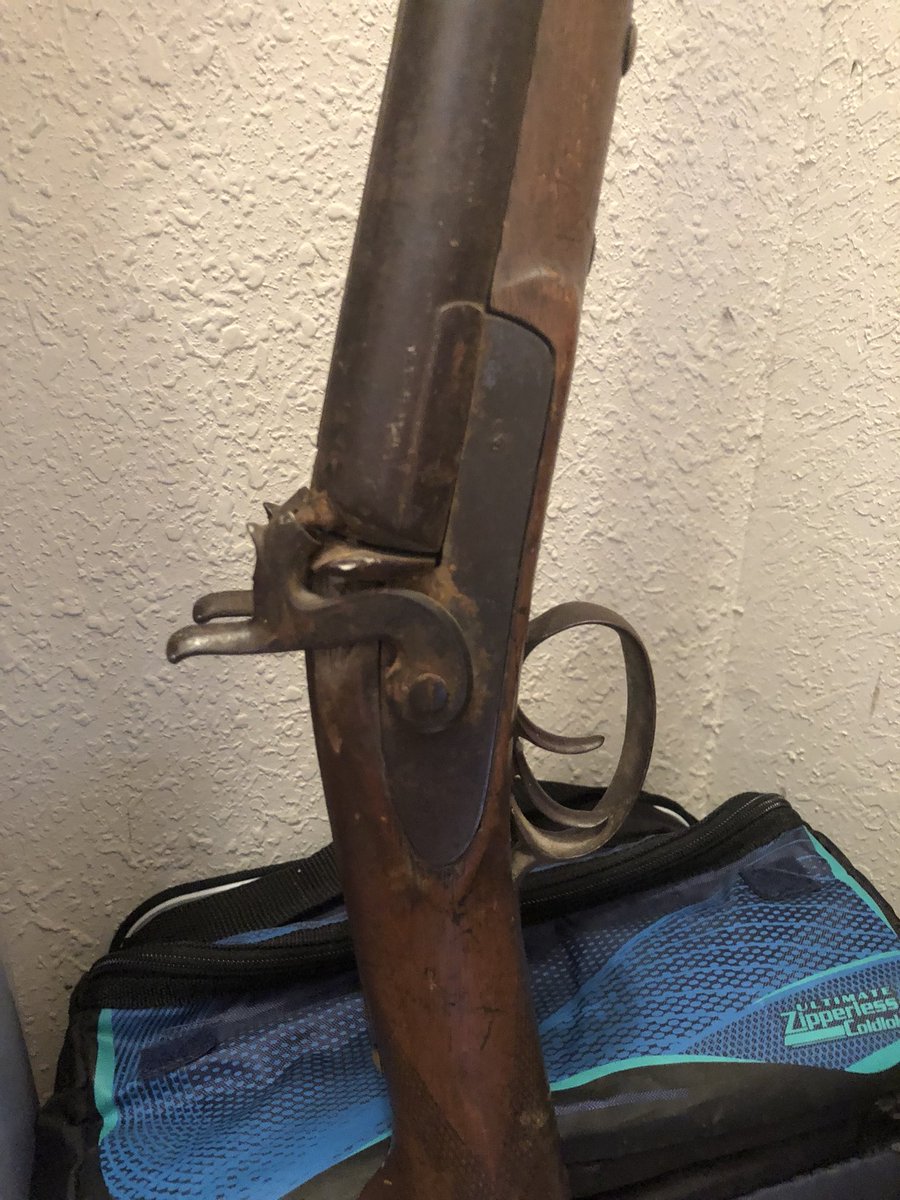 Hollyforest's tweet photo. Calling all gun Collectors. Just came across this old shot gun, any one know how old it is and the name? It’s about 2-3 feet long. #EDdream https://t.co/erT2GePndB