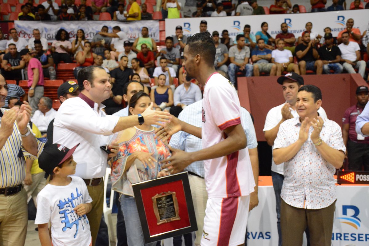 Gigantes_Basket's tweet photo. ¡El Cacique Mayor! 🏹
Nuestro capitán Juan Miguel Suero fue reconocido por ser el primer Dominicano en lograr un Triple Doble en un partido de la LNB. ¡Felicidades Juan Miguel! 👏🏽
#DandoMambo https://t.co/6dkDBWdOZn
