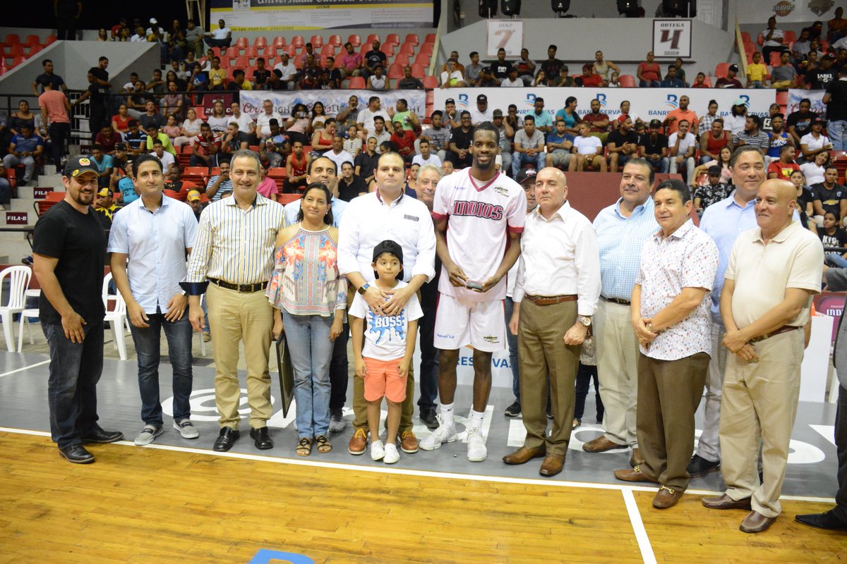 Gigantes_Basket's tweet photo. ¡El Cacique Mayor! 🏹
Nuestro capitán Juan Miguel Suero fue reconocido por ser el primer Dominicano en lograr un Triple Doble en un partido de la LNB. ¡Felicidades Juan Miguel! 👏🏽
#DandoMambo https://t.co/6dkDBWdOZn