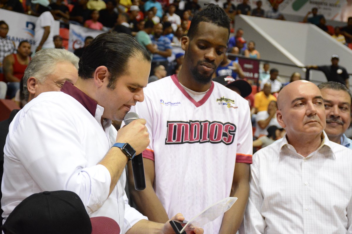 Gigantes_Basket's tweet photo. ¡El Cacique Mayor! 🏹
Nuestro capitán Juan Miguel Suero fue reconocido por ser el primer Dominicano en lograr un Triple Doble en un partido de la LNB. ¡Felicidades Juan Miguel! 👏🏽
#DandoMambo https://t.co/6dkDBWdOZn