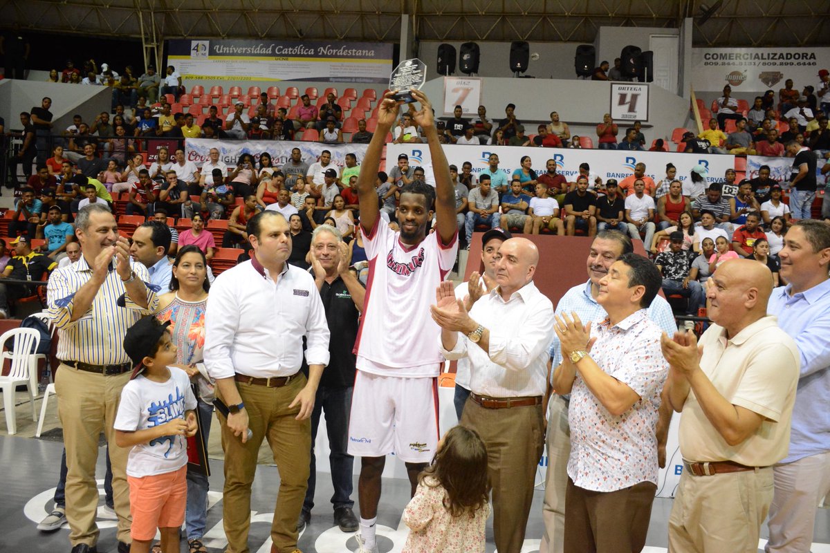Gigantes_Basket's tweet photo. ¡El Cacique Mayor! 🏹
Nuestro capitán Juan Miguel Suero fue reconocido por ser el primer Dominicano en lograr un Triple Doble en un partido de la LNB. ¡Felicidades Juan Miguel! 👏🏽
#DandoMambo https://t.co/6dkDBWdOZn