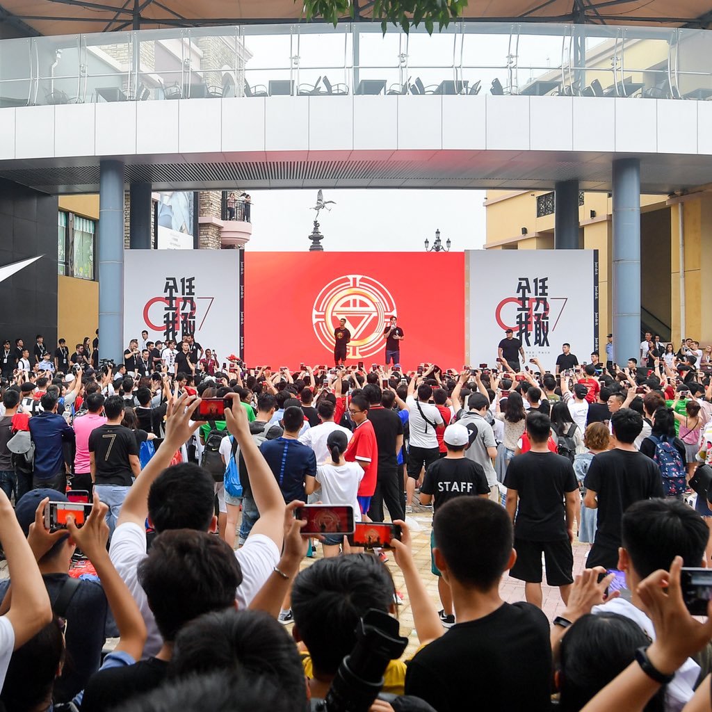 Cristiano's tweet image. First stop to say hi with a few of my fans 😉👊
#NikeFootball #CR7 #CR7Tour