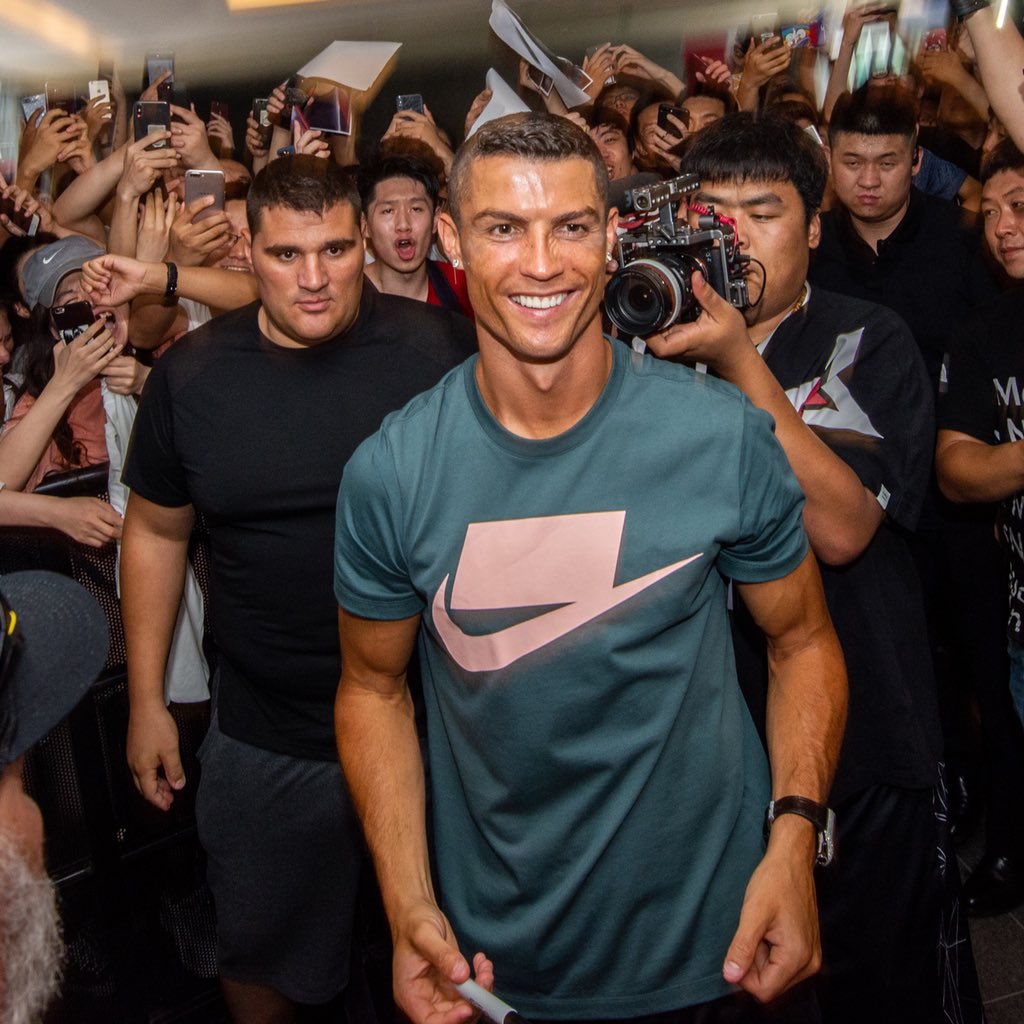 First stop to say hi with a few of my fans 😉👊
#NikeFootball #CR7 #CR7Tour