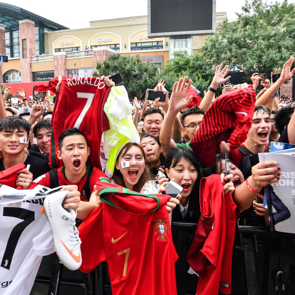 Cristiano's tweet image. First stop to say hi with a few of my fans 😉👊
#NikeFootball #CR7 #CR7Tour