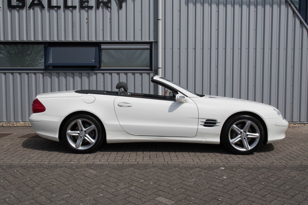 thestargallery's tweet photo. Sommige auto's halen de website niet... De zo goed als nieuwe #Mercedes SL500 is meteen na binnenkomst verkocht! #R230 #roadster #V8 #306pk #7Gtronic #nieuwuitdedoos #fijnkleurtje #weinigkilometers #bijnayoungtimer https://t.co/FPVKXzdJT5