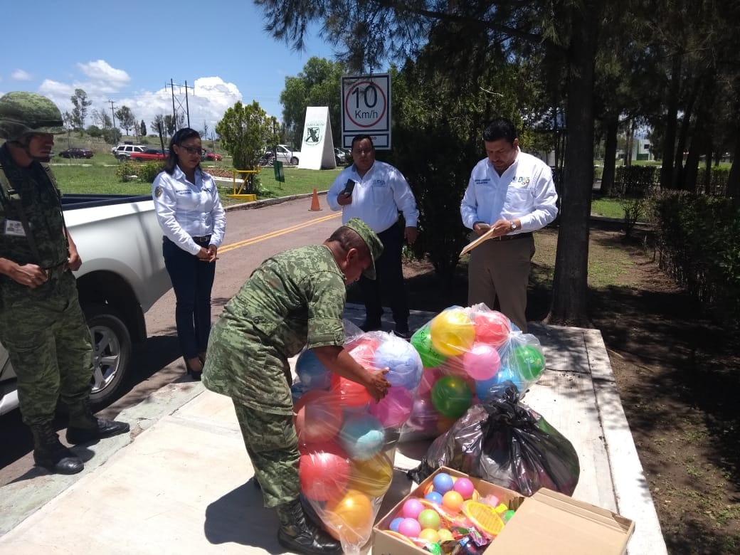 sspdgo's tweet photo. Una niñez libre de violencia, “Las armas ni de juego”, campaña promovida por la @sspdgo a través de la @sspprevencion. Hacen entrega al 85 B/I de juguetes tradicionales para ser intercambiados por juguetes bélicos, sumándose esta campaña social. #Durango #ElMejorLugar https://t.co/AUnO7OBtls