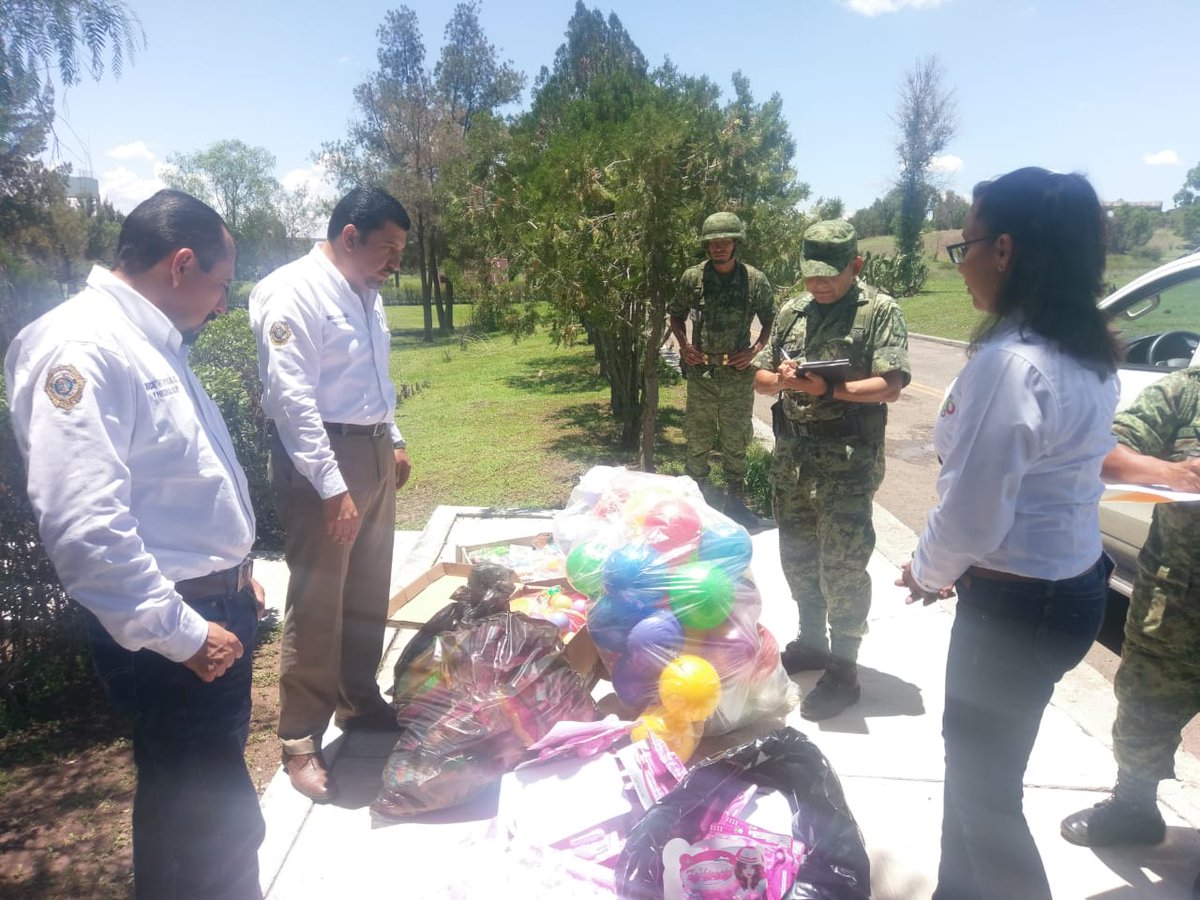sspdgo's tweet photo. Una niñez libre de violencia, “Las armas ni de juego”, campaña promovida por la @sspdgo a través de la @sspprevencion. Hacen entrega al 85 B/I de juguetes tradicionales para ser intercambiados por juguetes bélicos, sumándose esta campaña social. #Durango #ElMejorLugar https://t.co/AUnO7OBtls