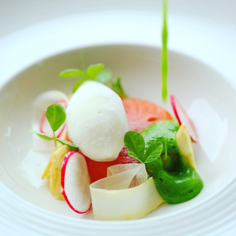 Thetaste_ie's tweet photo. Some serious dinner inspiration 👌🏻 Cured Salmon Recipe With White Asparagus by Chef Colin McKee at @HarveysPoint https://t.co/TJ3wRygshZ https://t.co/yPW9u005zd