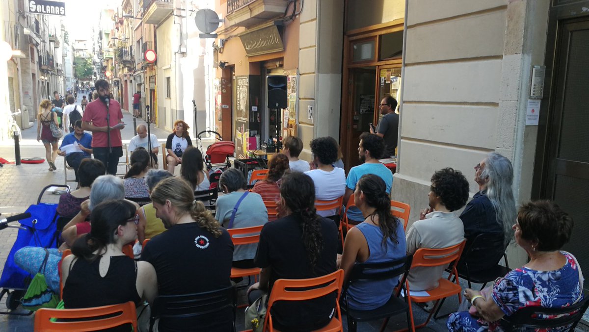ciutatinvisible's tweet photo. Ja hem començat les últimes #NitsPoètiques2018 amb #ElsMenystream: #RaquelSantanera, @en_joan, #GuimValls i #MisaelAlerm! Veniu, que després brindarem amb cava pel nostre 13è aniversari! https://t.co/VfKq5FOlH0