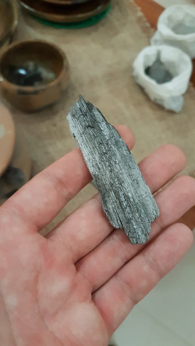 AaronCathers's tweet photo. Caraipé is an Amazonian temper of burned siliceous tree bark used by ceramicists for ca. 2000yrs. Recently met a family who continue this practice to make fine cooking wares. They also coat their vessels w/ a resin from the jutaí tree! #archaeology #amazonia #ceramics #pottery https://t.co/WW7aTgQfyW
