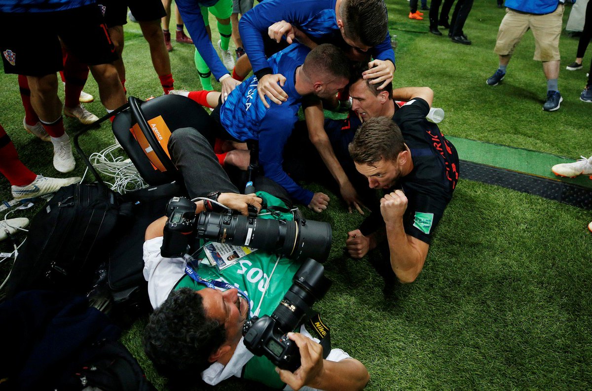 Fotógrafo "atropelado" na semifinal da Copa ganha convite para visitar a Croácia