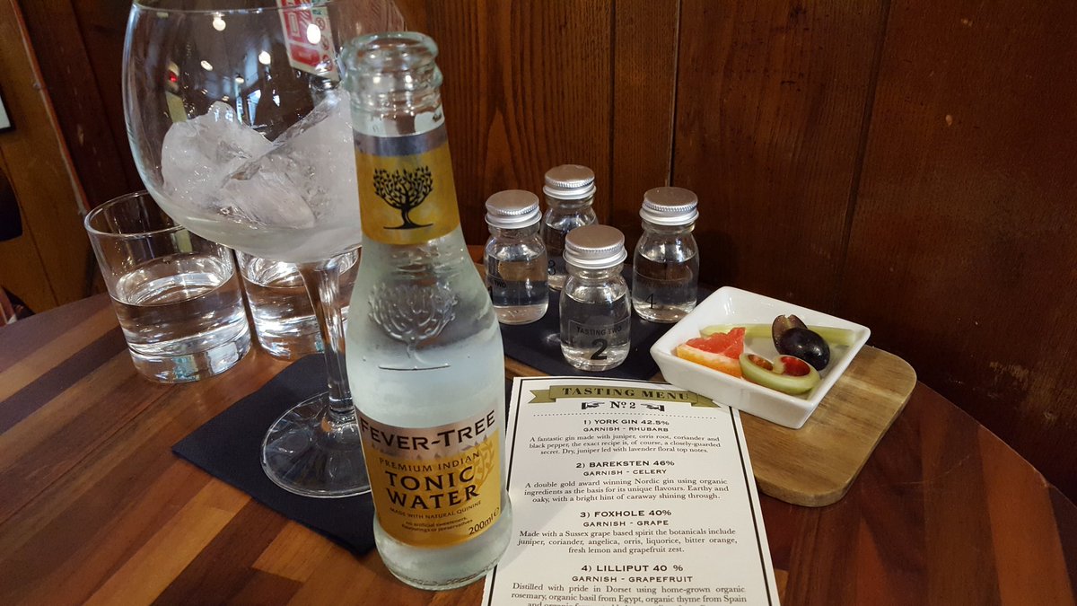 Gerrys_Kitchen's tweet photo. First night in #London with @LittleGemsJewel - starting with a #gin #tastingmenu at @LondonGinClub #foodbloggers #foodblogger #GerrysKitchen @yorkgin @barekstengin @foxholespirits @Lilliput_Gin https://t.co/TOaQI1QyyS