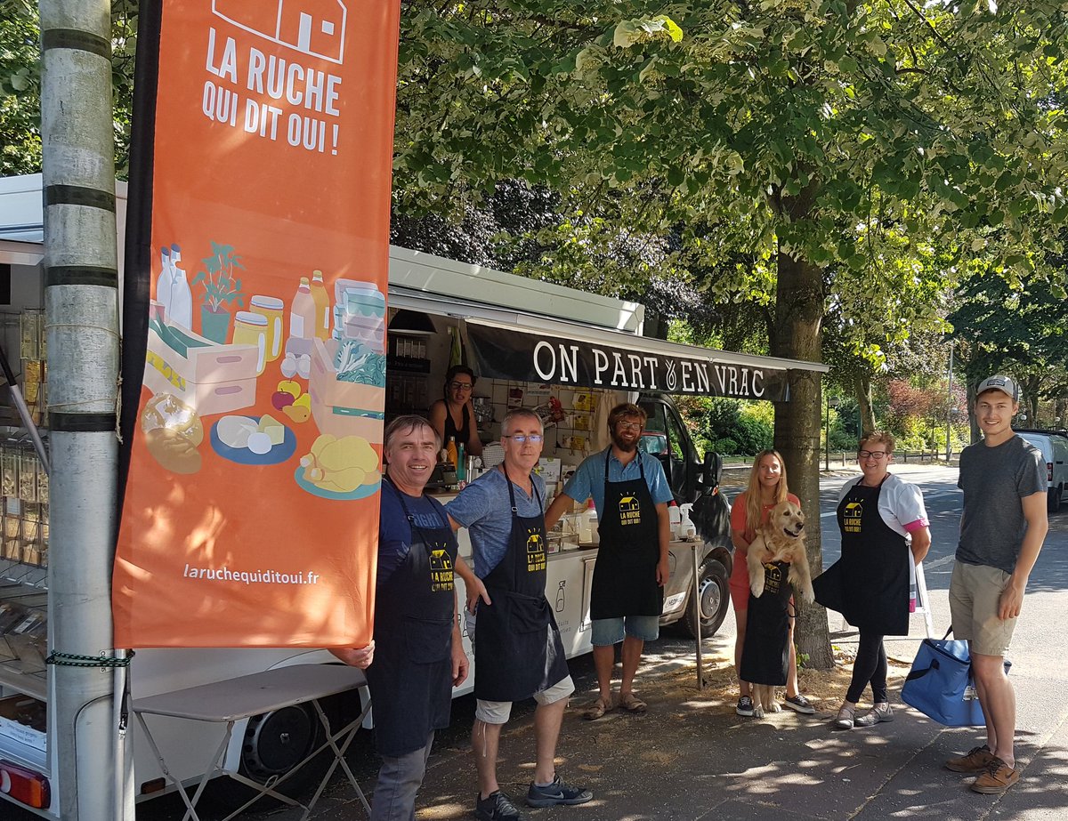 EricLesageFr's tweet photo. Au drive fermier @laruchequiditou de @Roubaix on peut aussi acheter du #vrac, en plus des produits locaux #ZeroDechet #zerowaste #foodtruck #onpartenvrac #roubaix https://t.co/U41MwyfEQc