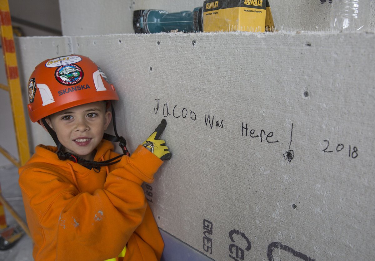 SkanskaUSA's tweet photo. Every morning this past school year, first-grader Jacob, walked to school carrying a “thank you” sign to show his gratitude to our team building his new school, @tacomaschools. To show how much this meant to our team, we decided to make him an honorary superintendent for a day. https://t.co/Lf2W9nOHB4