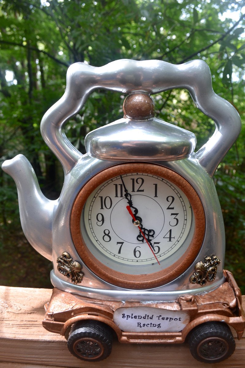 It's almost Splendid Teapot Racing time again. I will be running the teapot races both Sat. and Sun. at Big River Steampunk Festival in Hannibal, Missouri, over Labor Day weekend. I just painted and decorated this clock to go on the registration table.