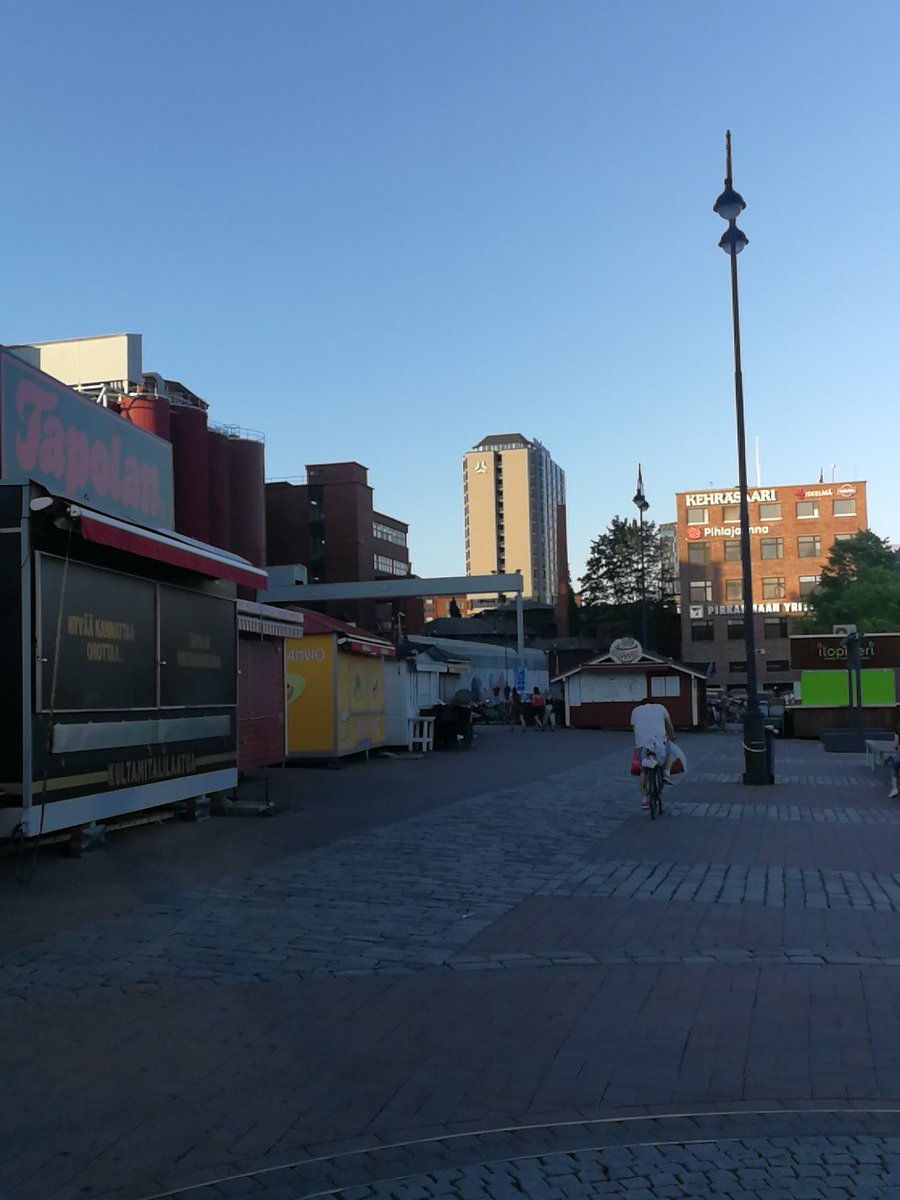 TeemuMarku's tweet photo. Kello 21, lämpöä 28, Nalkala täynnä #Tammerfest väkeä, ja torin kojuilla varaa olla kiinni. Wtf. #Tampere https://t.co/tj8RgPnwZW