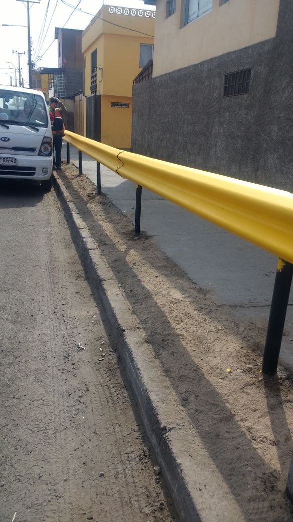 ImaTransito's tweet photo. Demarcación paso peatonal en Oficina Petronila y barreras de contención en calle Héroes de la Concepción, @ImaTransito en terreno. https://t.co/ffySXSbHbl