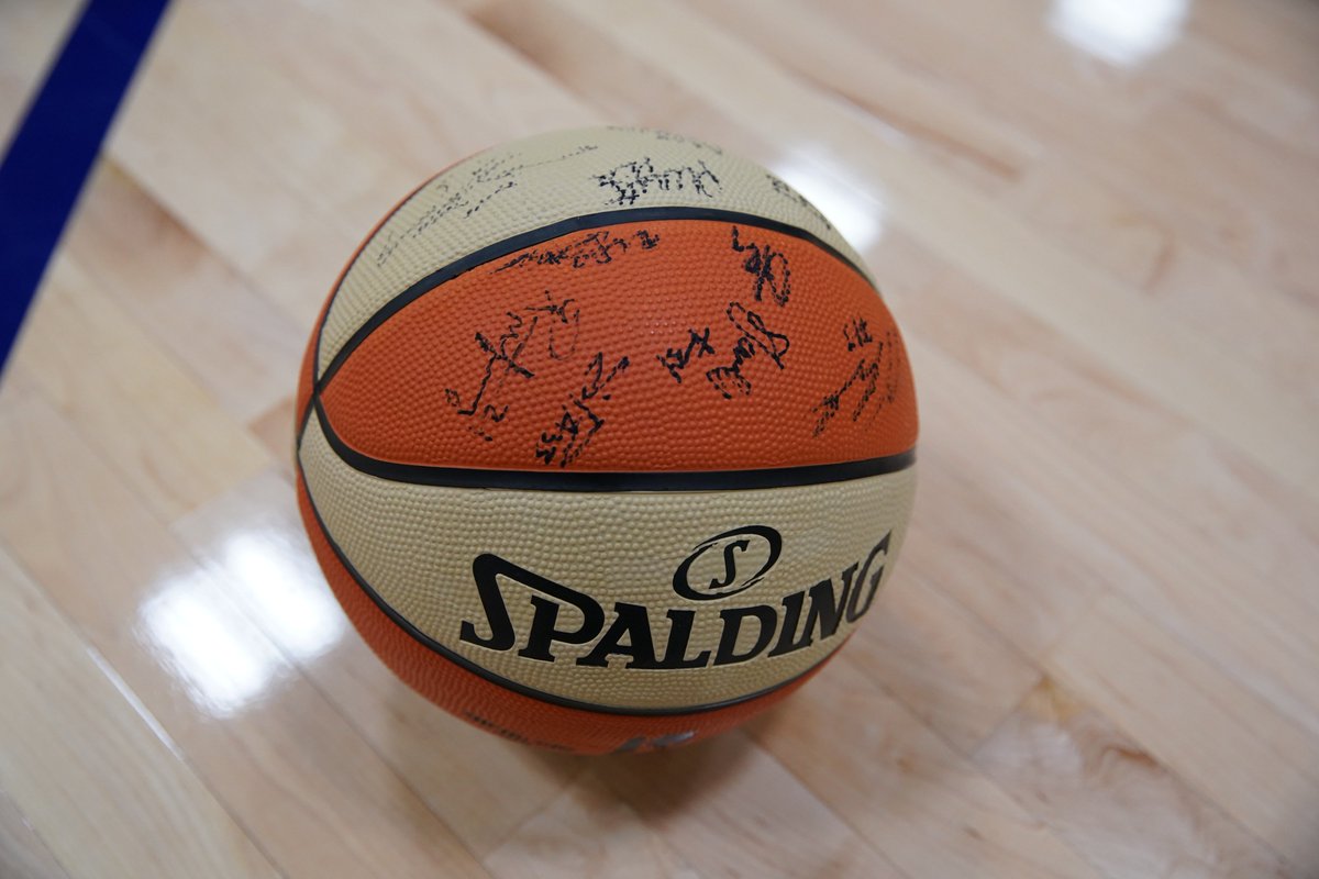 🚨 GIVEAWAY 🚨

Retweet this for your chance to win a 2017 <a href="/WNBA/">WNBA</a> Champion <a href="/minnesotalynx/">Minnesota Lynx</a> signed ball!