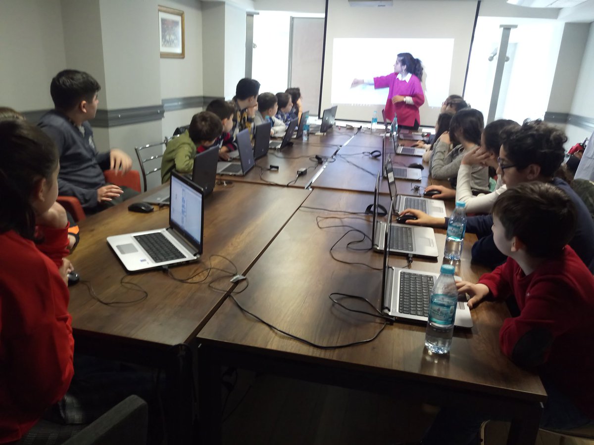 CodingIstanbul's tweet photo. Tbt 😇😇😇
#Codingİstanbul
#Gelecegikodluyorum
#GelecekParmaklariminUcunda https://t.co/Z7sqInEOt9