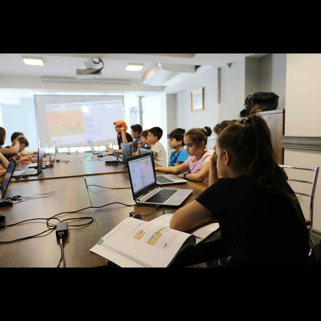 CodingIstanbul's tweet photo. Tbt 😇😇😇
#Codingİstanbul
#Gelecegikodluyorum
#GelecekParmaklariminUcunda https://t.co/Z7sqInEOt9