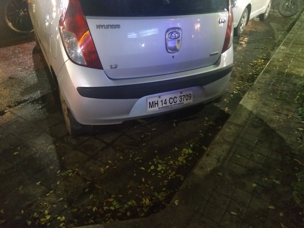 PatilRahul9889's tweet photo. @PuneCityPolice #SmartCity, over smart people. This guy parked vehicle blocking one lane in rush hours. Even after requests he denied to park properly. https://t.co/dWSw5ieQrF
