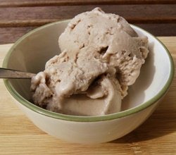 Beschwipstes Haselnusseis: cremiges, #veganes #Eis, verfeinert mit Haselnusslikör. Die perfekte Leckerei für den #Sommer. Das Rezept gibt es auf geschmacklich flexibel bit.ly/2JzuhAp