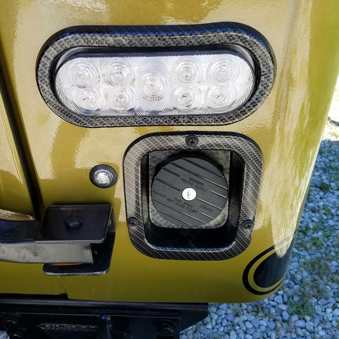 Liquid3DDesign's tweet photo. Carbon fiber water transfer printing wendid on this sweet Jeep. #Liquid3DDesign #watertransferprinting https://t.co/Wrx66Sh7CW
