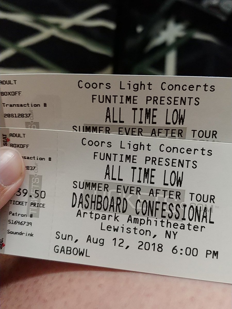 britt_elisha_m's tweet photo. @AllTimeLow LOOK WHAT CAME!! @lukensunflowers 😍🌹❤ @AlexAllTimeLow @JackAllTimeLow @riandawson @zackalltimelow #Summereveraftertour #atlgoodtimes https://t.co/DLpMBZDN1G