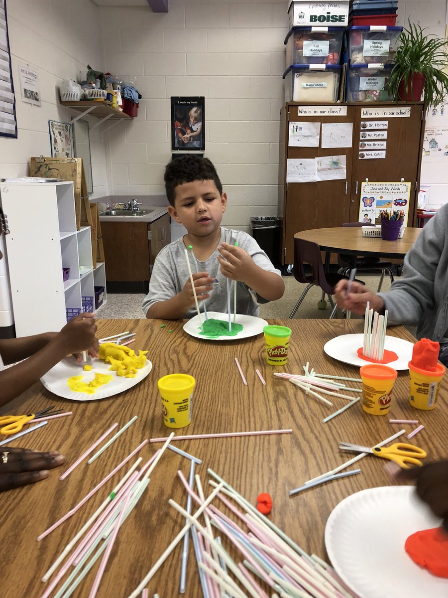 Cara4Kinders's tweet photo. Our piggy-perfect houses! STEM activity @PetreeElem #Pathway2One https://t.co/bYXdGaBg04
