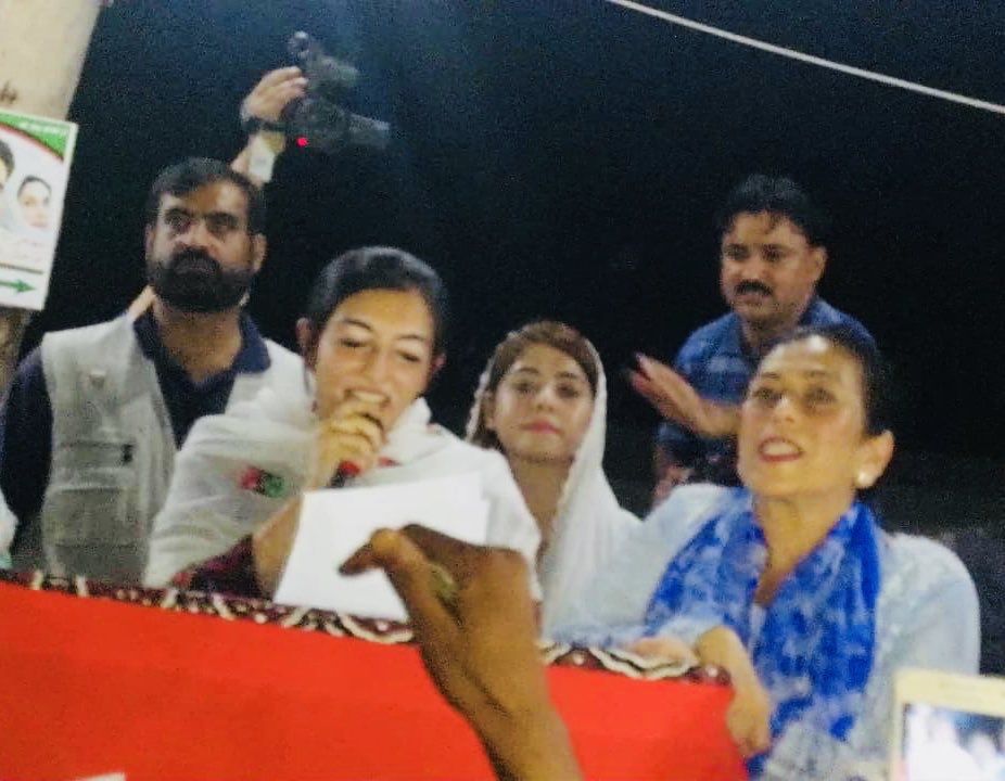 AqrabaFatima's tweet image. BiBi @AseefaBZ campaigning Chairman @BBhuttoZardari constituency NA200 Larkana ps10 Adi Faryal talpur, corner ladies meeting at Banguldero. 
#NA200 #PS10 #ElectionCampaign2018 #AwaamiManshoor @BakhtawarBZ